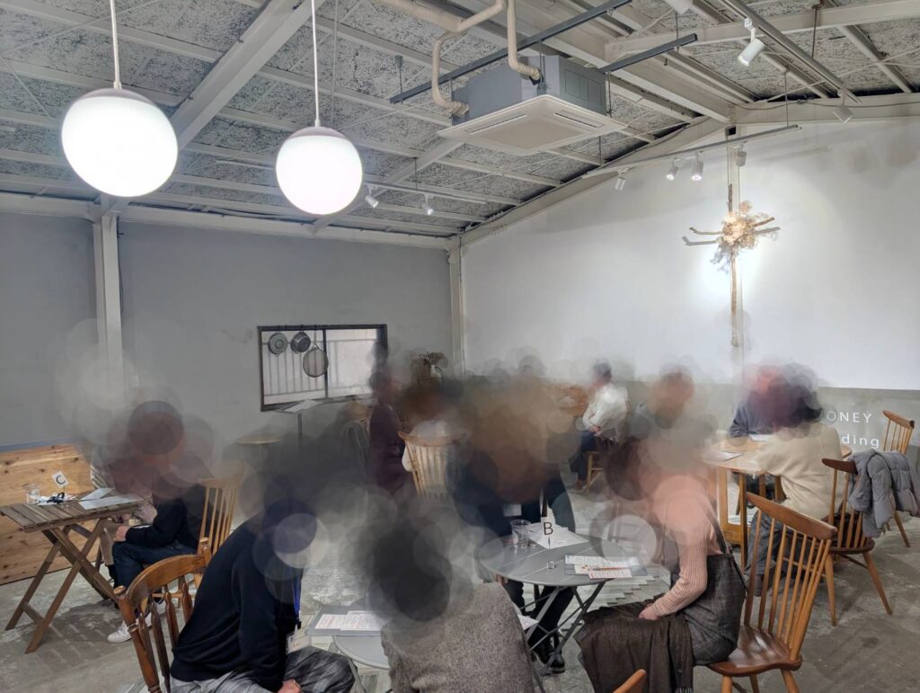 姫路のカフェ「Cafe Rei」2階の落ち着いたイベントスペース内観