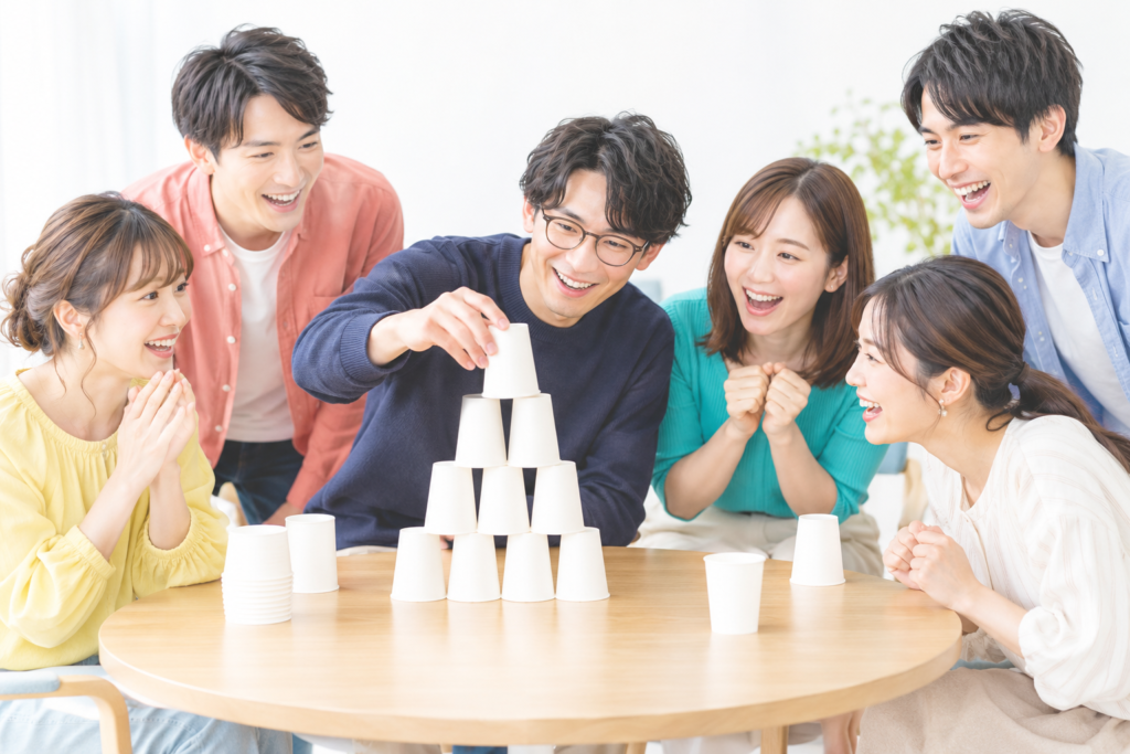 婚活イベントで男女がゲームを楽しみながら交流する様子